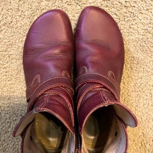 I haven’t worn them in awhile. Prefer barefoot shoes now.